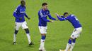Para pemain Everton merayakan kemenangan atas Sheffield United pada laga Liga Inggris di Stadion Bramall Lane, Sabtu (26/12/2020). Everton menang dengan skor 1-0. (George Wood/Pool via AP)