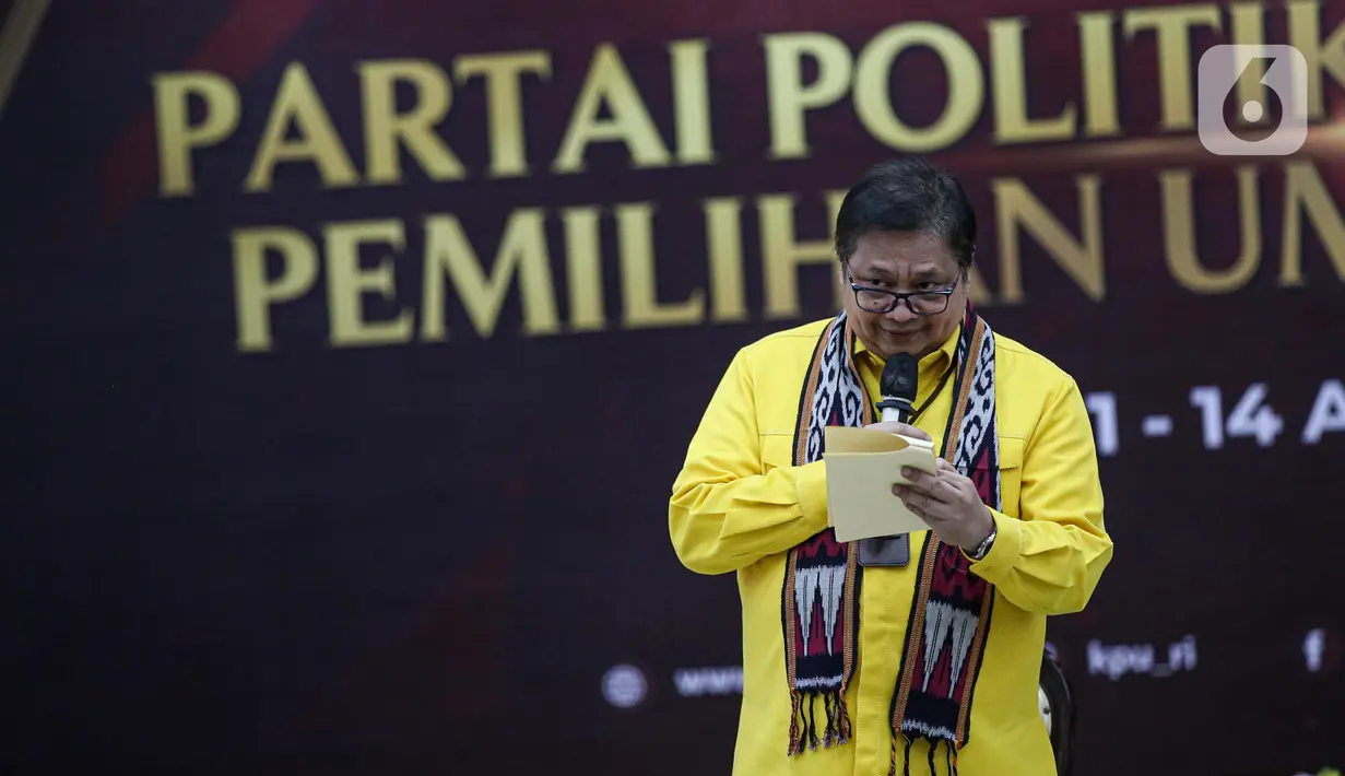 Ketua Umum Golkar Airlangga Hartarto memberikan sambutan saat Pendaftaran Partai Politik Calon Peserta Pemilu tahun 2024 di Gedung KPU, Jakarta, Rabu (10/8/2022). KPU menerima berkas dari 4 partai politik yang mendaftar sebagai calon peserta Pemilu 2024 di hari kesepuluh pendaftaran. (Liputan6.com/Faizal Fanani)