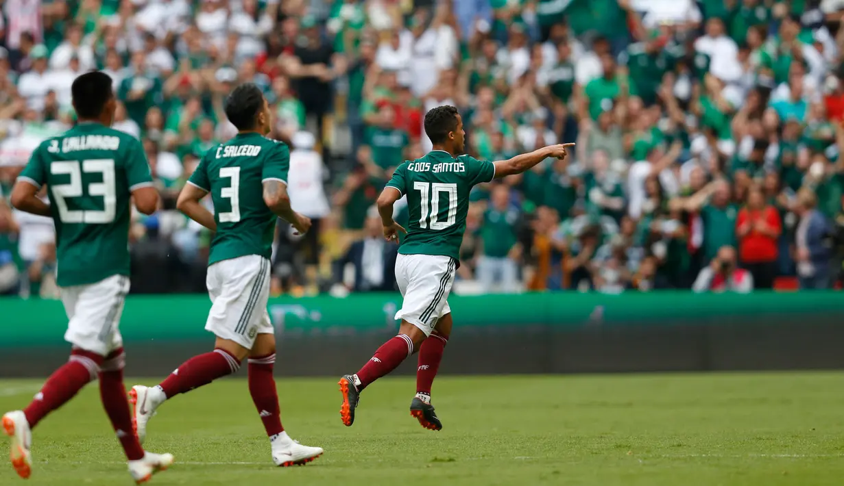 Pemain Meksiko, Giovani dos Santos (kanan) melakukan selebrasi usai mencetak gol ke gawang Skotlandia dalam laga persahabatan dengan Skotlandia di Stadion Azteca, Mexico City, Meksiko, Sabtu (2/6). Meksiko menang 1-0. (AP Photo/Rebecca Blackwell)