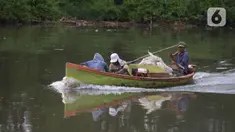 Nelayan pulang dari mencari ikan di Pesisir Pantai Jakarta, Muara Angke, Selasa (24/11/2020). BMKG memperkirakan cuaca ekstrem akan terjadi dalam sepekan ini, yang berimbas kepada nelayan untuk memilih pulang lebih awal dengan hasil tangkapan ikan yang tidak maksimal. (merdeka.com/Imam Buhori)