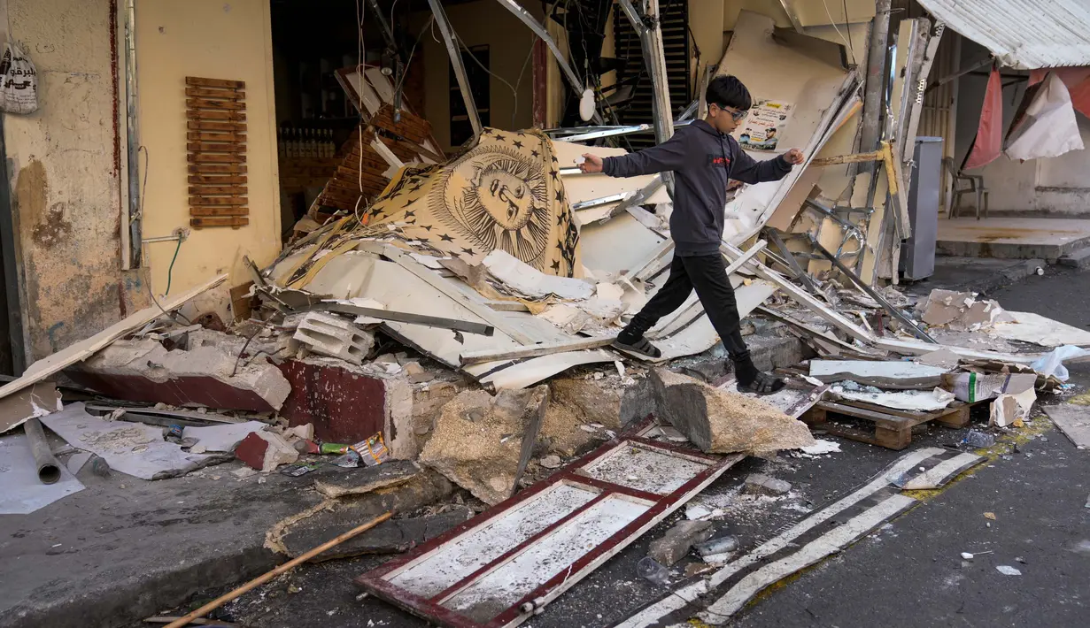Otoritas kesehatan Palestina pada Rabu Rabu 27 Desember 2023 pagi menyebutkan, penyerbuan ini menewaskan sedikitnya enam orang Palestina. (AP Photo/Majdi Mohammed)