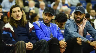 Pemain Arsenal, Hector Bellerin, Pierre-Emerick Aubameyang dan Alexandre Lacazette saat menyaksikan pertandingan basket NBA London Game 2019 antara Washington Wizards dan New York Knicks di O2 Arena di London (17/1). (AFP Photo/Glyn Kirk)