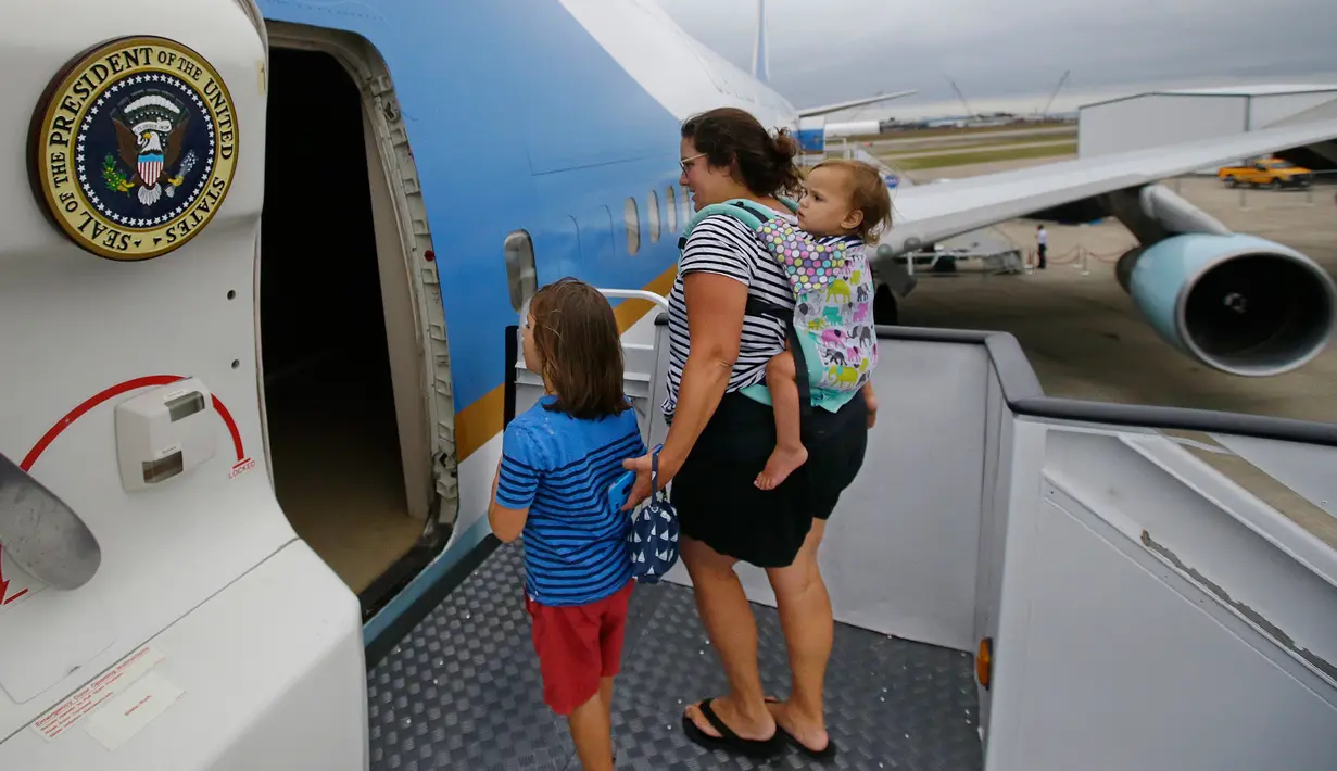 Alysia Palmisciano dan anak-anaknya memasuki replika pesawat kepresidenan AS ketika pameran Air Force One Experience di North Kingstown, 18 September 2017. Pesawat replika itu digunakan untuk pusat pembelajaran sekolah. (AP Photo/Stephan Savoia)