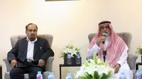 Ghalib (kiri) diberi penghargaan oleh Dubes Arab Saudi karena memaafkan TKI, Masamah (Miftahul Hayat/Jawapos.com)