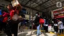 PT Kereta Api Indonesia (Persero) Daop 1 Jakarta pada masa angkutan lebaran 2024 sejak 31 Maret hingga 21 April akan memberangkatkan 1.677 kereta atau 77 kereta per hari. (Liputan6.com/Angga Yuniar)