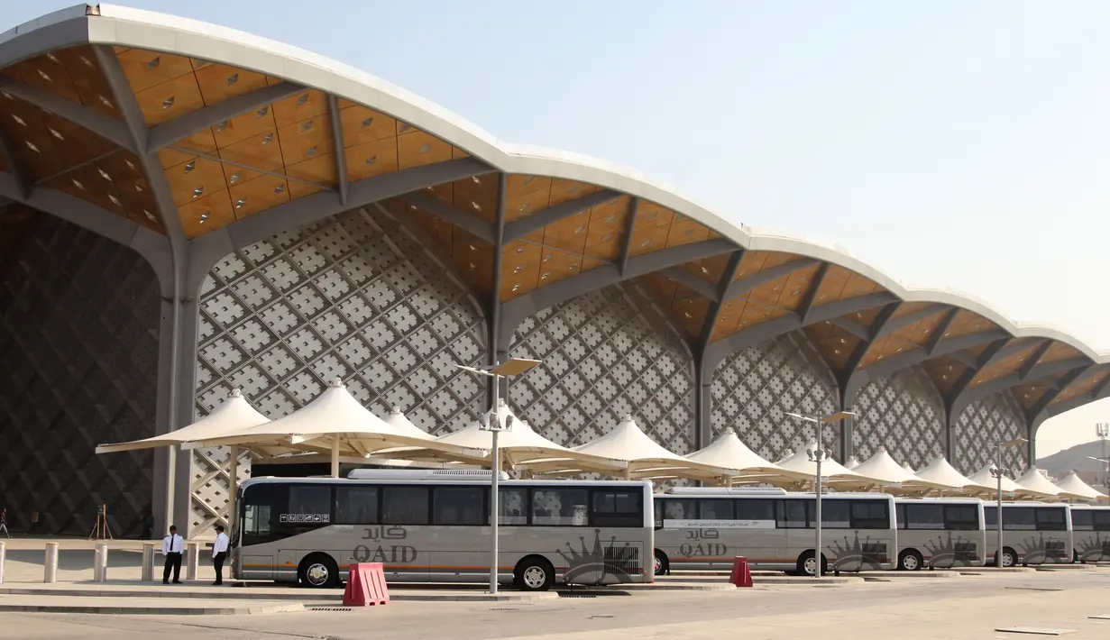 Suasana di luar stasiun kereta api Makah saat kereta api kecepatan tinggi Haramain yang resmi beroperasi, Kamis (11/10). Mega proyek senilai sekitar 16 miliar dolar AS itu merupakan jalur kereta api terbesar di Timur Tengah. (BANDAR ALDANDANI/AFP)