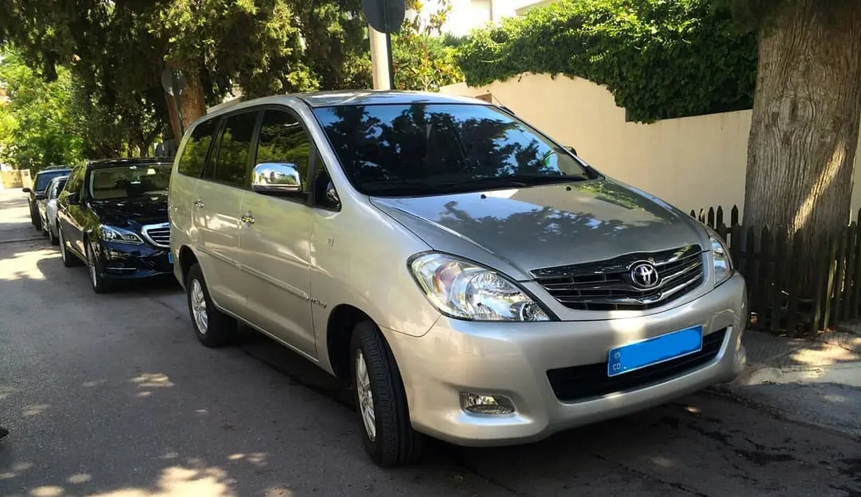 Toyota Innova yang masih dalam kondisi sangat bagus ini terfoto di Kota Athena, Yunani. (Source: Instagram/@toyotainnovaintheworld)