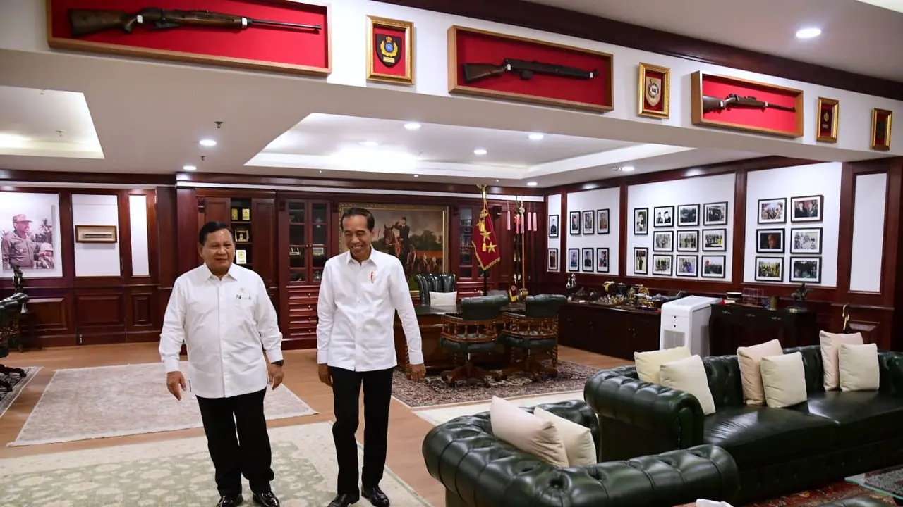 Menteri Pertahanan (Menhan) Prabowo Subianto mengajak Presiden Joko Widodo atau Jokowi ke ruang kerjanya di Kantor Kementerian Pertahanan Jakarta, Rabu (18/1/2023).