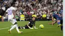 Pemain Real Madrid Vinicius Junior (kiri) mencetak gol ke gawang Levante pada pertandingan sepak bola La Liga Spanyol di Stadion Santiago Bernabeu, Madrid, 12 Mei 2022. Real Madrid menang 6-0. (AP Photo/Manu Fernandez)