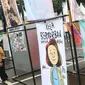 Pengunjung melihat-lihat poster karikatur pada gelaran Pesta Demokreasi di Plaza Tenggara Kompleks GBK, Jakarta, Sabtu (6/4). Acara ini meluapkan ekspresi anak muda menyambut Pemilu 2019. (Liputan6.com/Helmi Fithriansyah)