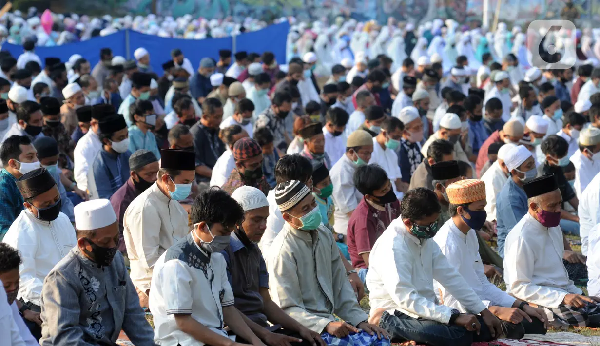 Warga mengenakan masker saat melaksanakan salat Idul Adha di Lapangan Perumahan Sawangan Permai, Depok, Jawa Barat, Jumat (31/7/2020). Hari ini, seluruh umat muslim di dunia merayakan Idul Adha 1441 H yang dilanjutkan dengan pemotongan hewan kurban. (merdeka.com/Arie Basuki)