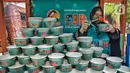 <p>Penjaja menyiapkan kuliner di Festival Jajanan Bango (FJB), Senayan, Jakarta, Jumat (28/10/2022). Sebanyak 90 penjaja kuliner turut berpartisipasi dalam FJB yang digelar selama tiga hari, yakni 28-30 Oktober. (Liputan6.com/Angga Yuniar)</p>