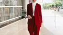 Nycta Gina kenakan set blazer merah dengan cara yang kasual [@missnyctagina]