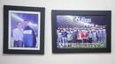 Foto mantan Sekjen PSSI, Nugraha Besoes bersama Bambang Pamungkas (kiri) dan penggawa Timnas Indonesia untuk Piala AFF 2010 di rumah duka, Perumahan Alfa Indah Blok A II No.18 Joglo, Jakarta Barat, Senin (06/02/2023). Nugraha Besoes meninggal dunia pada Senin (06/02/2023) pukul 00.19 WIB di RS PON. (Bola.com/Bagaskara Lazuardi)