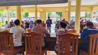 Polres Jember lakukan sosialisasi bahaya miras oplosan di Balai Desa Pancaharya Jember, Pasca meninggalnya 3 warga karena menengak miras oplosan (Istimewa)