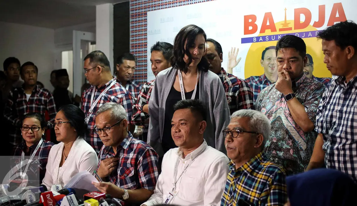 Selebritis Sophia Latjuba turut hadir saat memberi keterangan pers terkait penetapan tersangka Basuki Tjahaja Purnama atau Ahok oleh Bareskrim Polri di Jalan Borobudur 18, Jakarta Pusat, Rabu (16/11). (Liputan6.com/Faizal Fanani)