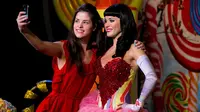 Madam Tussauds hadirkan patung lilin Katy Perry dengan busana warna-warni dalam rangka menyambut Paskah.