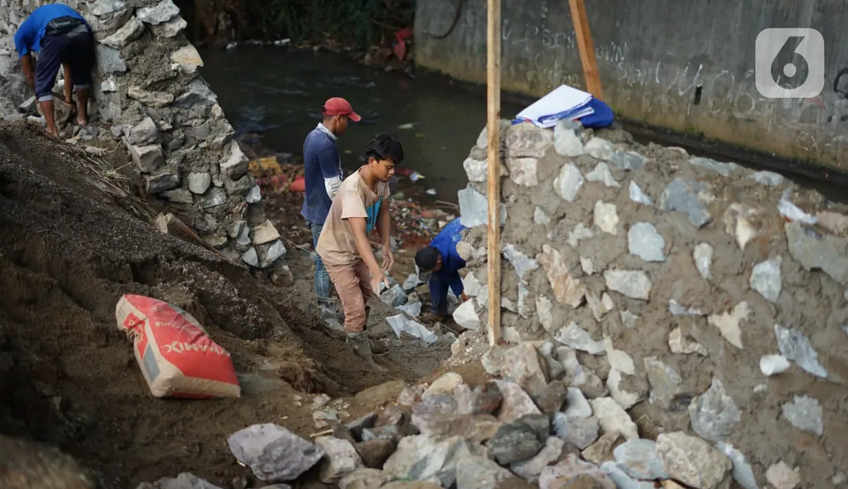 Pekerja menyelesaikan pembangunan turap di dinding Kali Tanah Baru, Depok, Jawa Barat, Kamis (3/12/2020). Pembangunan turap dilakukan guna mencegah tanah longsor yang terjadi di sejumlah titik di sepanjang bantaran Kali Tanah Baru tersebut. (Liputan6.com/Immanuel Antonius)