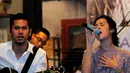 Di acara buka puasa tersebut, penyanyi bernama lengkap Raisa Andriana itu juga mengajak fans-nya bernyanyi bareng sesudah berbuka puasa, Jakarta, Jumat (18/7/14). (Liputan6.com/Faisal R Syam)