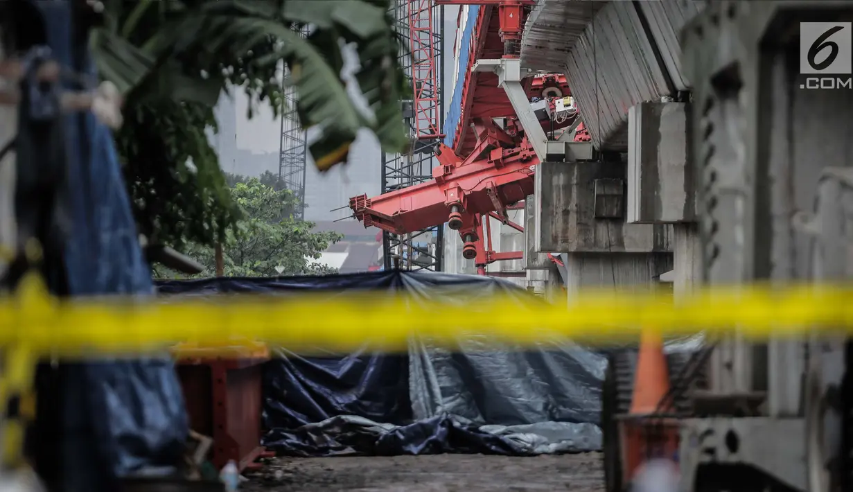 Kondisi crane pengerjaan proyek double-double track kereta api di Jatinegara yang ambruk, Jakarta, Minggu (4/2). Warga masyarakat dan awak media dilarang mendekat ke lokasi kejadian. (Liputan6.com/Faizal Fanani)