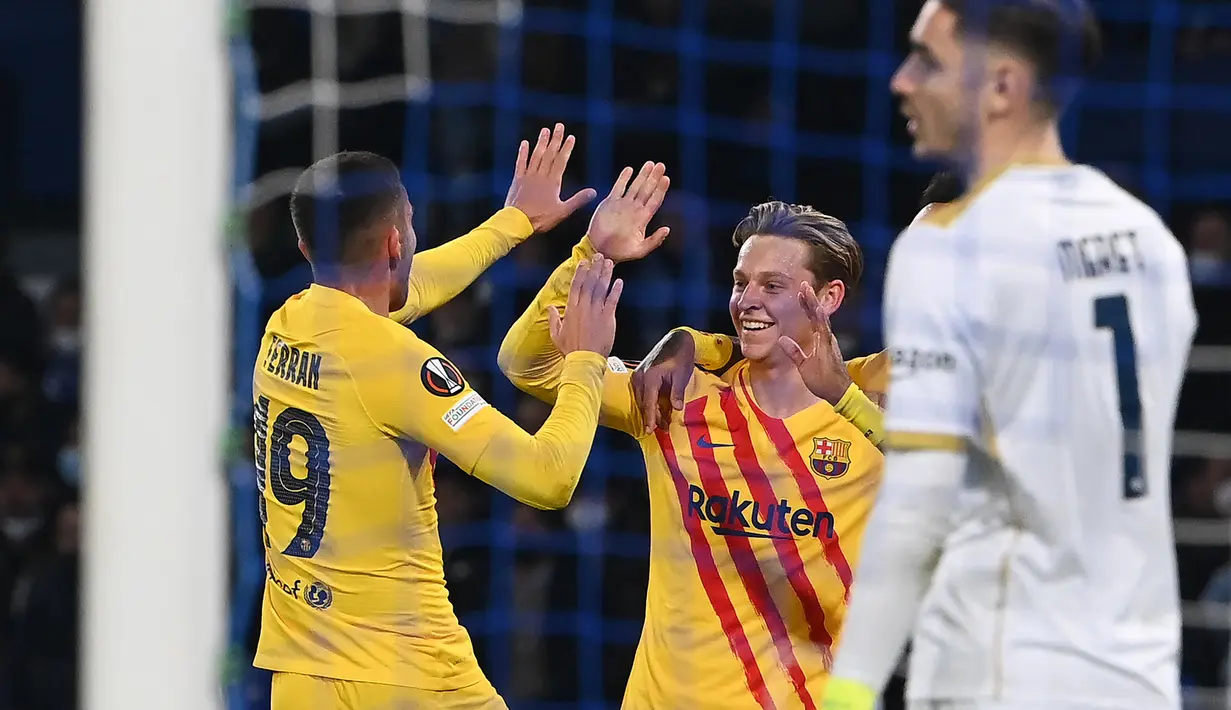 Lima menit berselang, Barcelona menambah keunggulan menjadi 2-0. Gol dicetak Frenkie de Jong melalui sebuah sepakan melengkung dari luar kotak penalti yang tidak mampu diantisipasi kiper Napoli, Alex Meret. (AFP/Andreas Solaro)