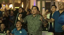 Presiden Inter Milan, Erick Thohir, tampak bersemangat saat menyaksikan timnya menyerang Sassuolo pada lanjutan laga Serie A. (Bola.com/Vitalis Yogi Trisna)