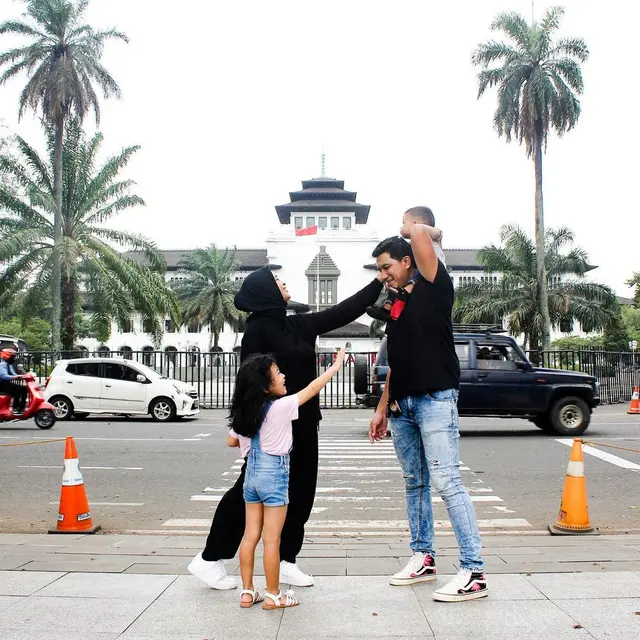6 Momen Tantri Kotak di Bandung, dari Gedung Sate hingga Makan Mie Pinggir Jalan