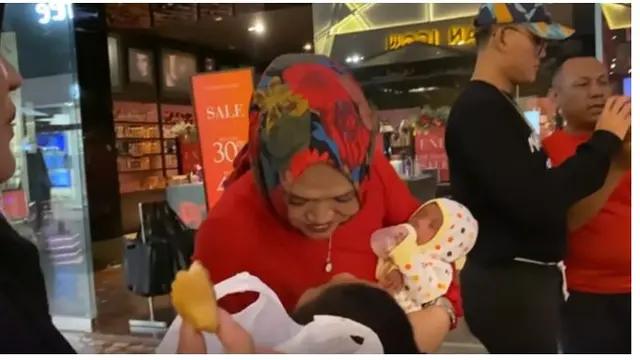 Anak mantan istri Sule yang masih bayi ini terlihat menggemaskan dan lucu.