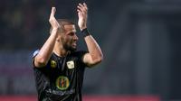 Pemain Barito Putera, Murilo Otavio Mendes memberikan aplaus kepada para penonton saat laga lanjutan BRI Liga 1 2023/2024 antara Persija Jakarta melawan Barito Putera di Stadion Patriot Candrabhaga, Bekasi, Sabtu (07/10/2023). (Bola.com/Bagaskara Lazuardi)