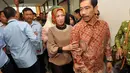 Walikota nonaktif Palembang, Romi Hertondan istrinya, Masyito usai menjalani sidang perdana di Pengadilan Tipikor, Kamis (20/11/2014). (Liputan6.com/Miftahul Hayat)