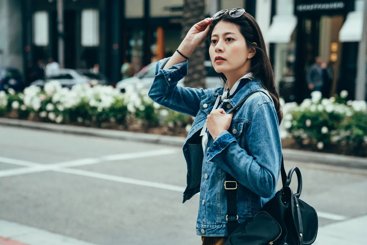 perempuan dan jalan kaki senyuman