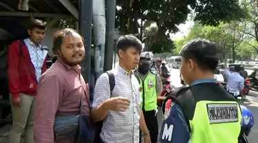 Seorang pengendara motor tidak terima ditegur oleh polisi karena melawan arus, tak hanya itu pengendara itupun menantang petugas