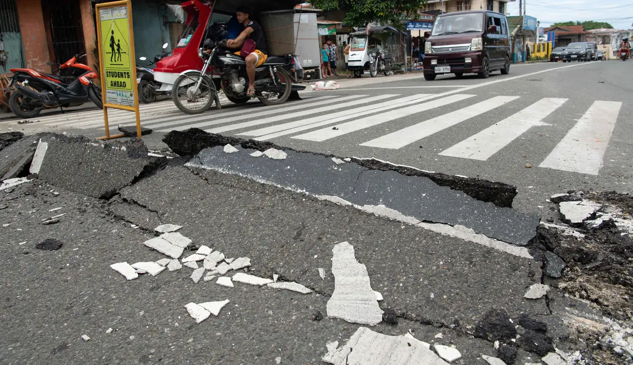 Gempa bumi berkekuatan magnitudo 6,9 mengguncang Filipina tengah. (TED ALJIBE/AFP)