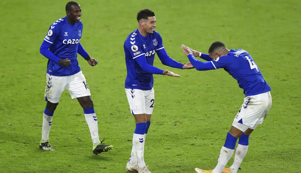 Para pemain Everton merayakan kemenangan atas Sheffield United pada laga Liga Inggris di Stadion Bramall Lane, Sabtu (26/12/2020). Everton menang dengan skor 1-0. (George Wood/Pool via AP)