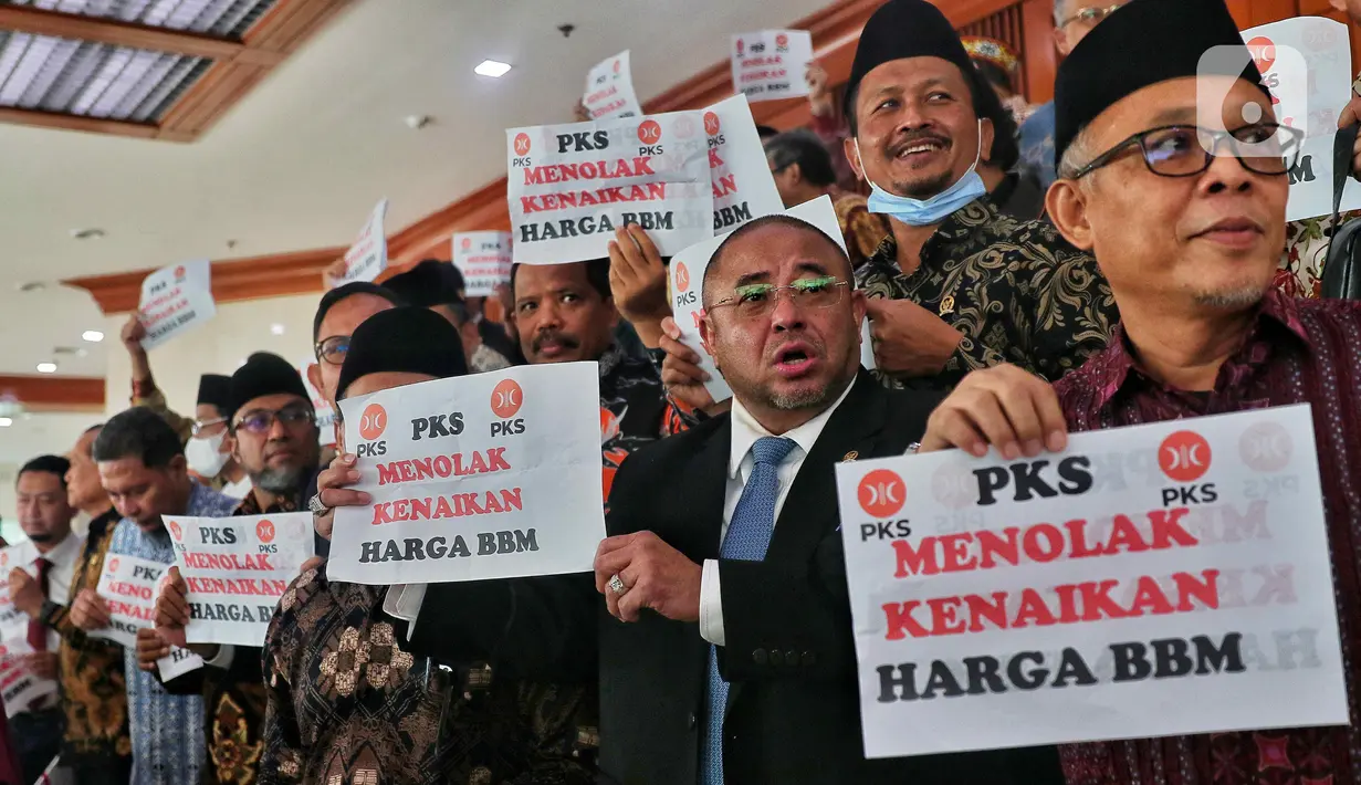 Anggota Fraksi PKS memegang poster bertuliskan “Tolak Kenaikan Harga BBM” saat Rapat Paripurna ke-4 masa persidangan I tahun 2022-2023 di Kompleks Parlemen, Senayan, Jakarta, Selasa (6/9/2022). Fraksi Partai Keadilan Sejahtera (PKS) mengambil sikap walkout dari Rapat Paripurna DPR atas penolakan kenaikan harga bahan bakar minyak (BBM). (Liputan6.com/Angga Yuniar)