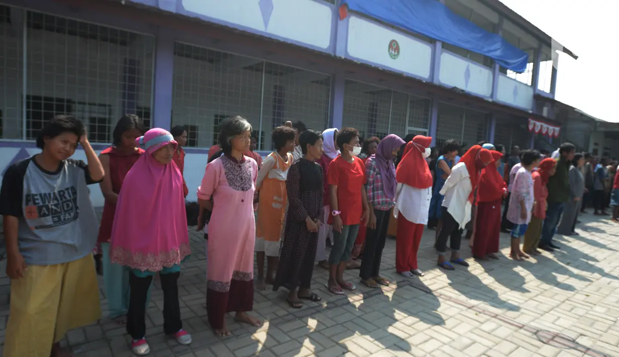 Pasien ODGJ Yayasan Al Fajar Berseri mengikuti upacara bendera memperingati Hari Kemerdekaan Ke-76 RI di Tambun, Bekasi,Jawa Barat  Selasa (17/8/2021). Upacara dilakukan untuk mengingatkan kembali kepada jasa para pahlawan yang memperjuangkan Kemerdekaan Republik Indonesia. (merdeka.com/Imam Buhori)