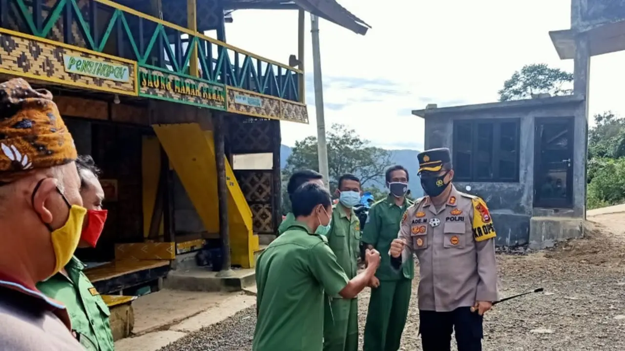 Kapolres Lebak, AKBP Ade Mulyana, Saat Meninjau Destinasi Wisata Negeri Di Atas Awan. (Minggu, 27/12/2020). (Dokumentasi Polres Lebak).