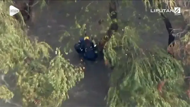 Upaya penyelamatan pria yang terjabak di arus deras sungai Los Angeles. Pria tersebut dirawat di rumah sakit karena mengalami hipotermia.