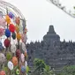 Kreasi payung tradisional nusantara mewarnai kawasan Taman Lumbini, Komplek Candi Borobudur selama Festival Payung Indonesia 2018 di Magelang, Jawa Tengah, Jumat (7/9). Festival budaya ini diselenggarakan tanpa pungutan biaya. (Liputan6.com/Gholib)