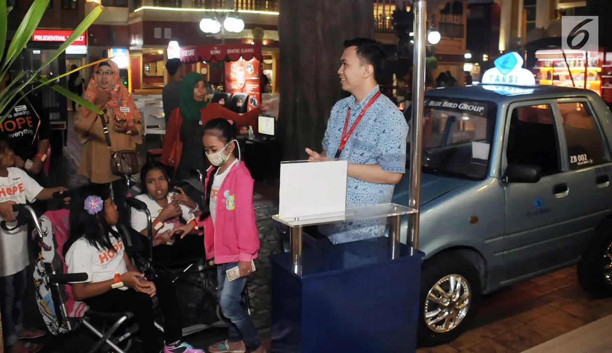 Anak-anak berkebutuhan khusus dan kurang mampu sedang antri masuk taksi menyambut Hari Anak Nasional di Wahana KidZania Jakarta, Jumat (21/07). Kegiatan ini memberikan inpirasi agar mereka optimis meraih masa depan. (Liputan6.com/Pool)