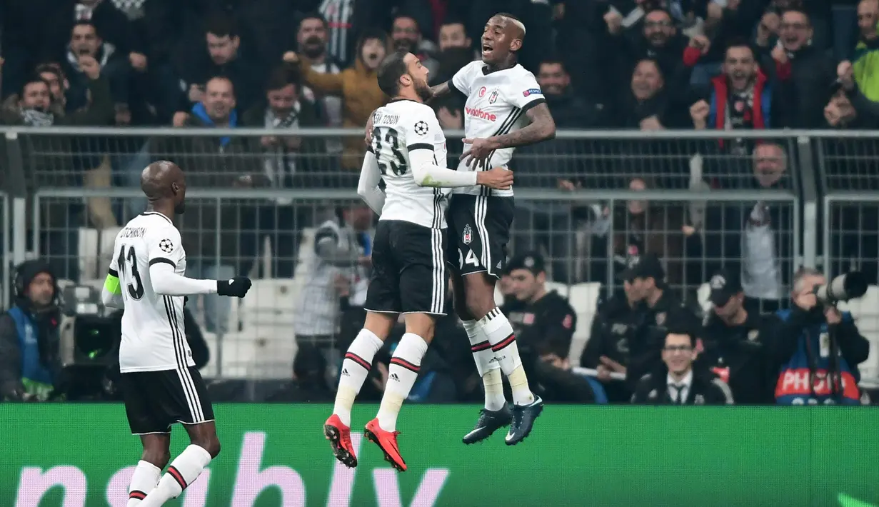 Gelandang Besiktas, Talisca (kanan) merayakan selebrasi bersama rekannya usai mencetak gol ke gawang Porto pada Grup G Liga Champions di Vodafone Park di Istanbul (21/11). Besiktas dan Porto bermain imbang 1-1. (AFP Photo/Ozan Kose)