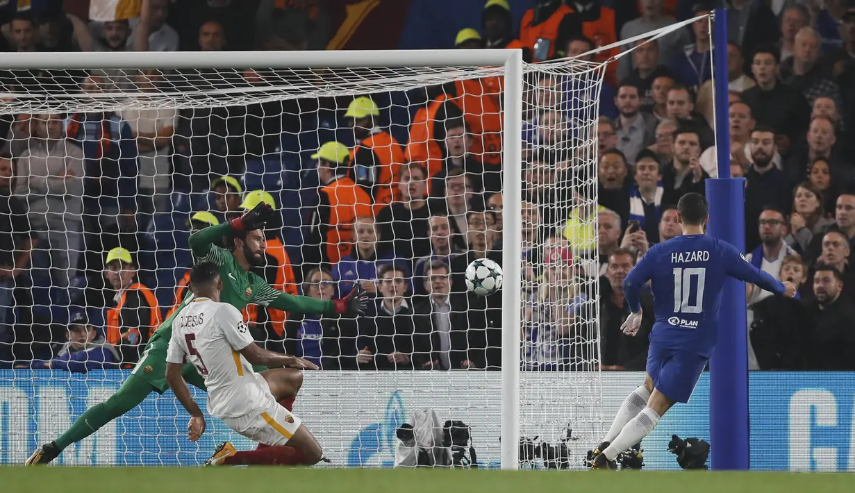 Gelandang Chelsea, Eden Hazard, mencetak gol ke gawang AS Roma pada laga Liga Champions di Stadion Stamford Bridge, Kamis (19/10/2017). Chelsea bermain imbang 3-3 dengan AS Roma. (AP/Kirsty Wigglesworth)