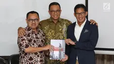 Ketua Tim Sinkronisasi Anies-Sandi, Sudirman Said (kiri) menyerahkan hasil kerja tim sinkronisasi pada pasangan Gubernur-Wakil Gubernur DKI terpilih Anies Baswedan (tengah) dan Sandiaga Uno di Jakarta, Jumat (13/10). (Liputan6.com/Immanuel Antonius)