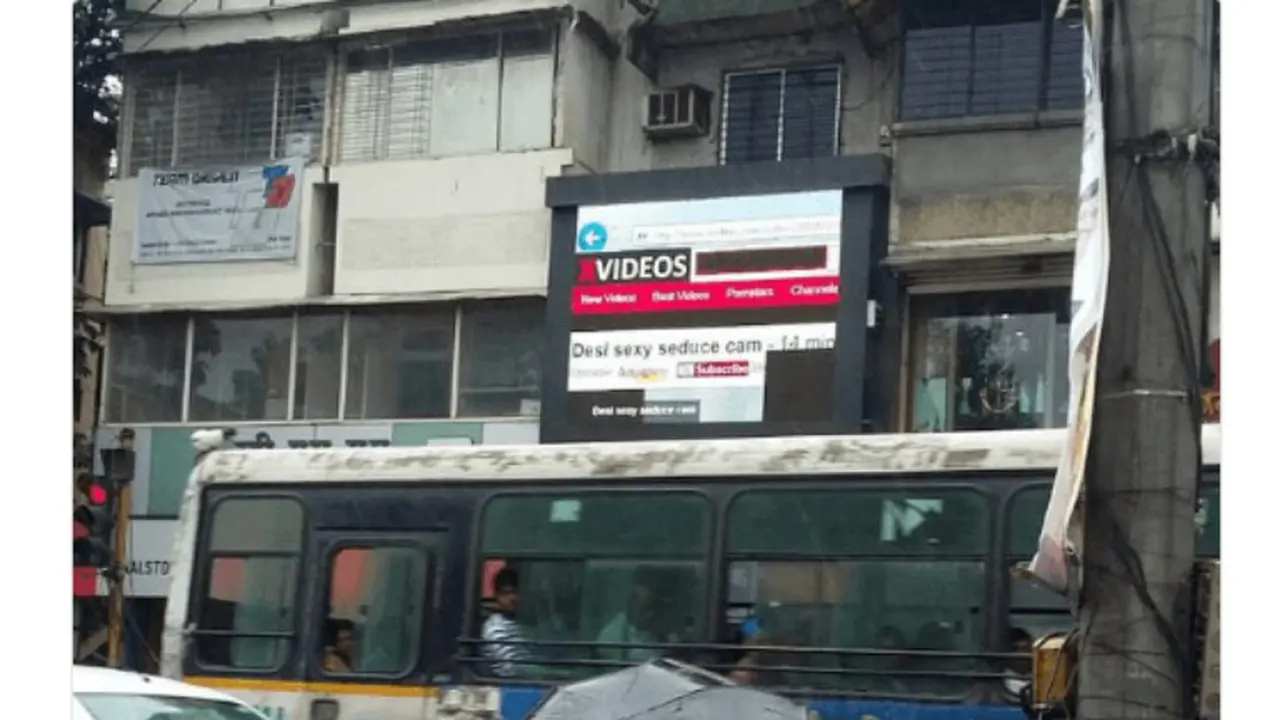 3 Insiden Videotron Tak Sengaja Putar Video Porno
