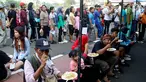 Warga memakan nasi goreng gratis ala prajurit Korps Marinir TNI AL saat car free day di Jakarta, Minggu (5/11). Kegiatan bagi-bagi nasi goreng ini dalam rangka menyambut HUT Marinir ke-72. (Liputan6.com/Angga Yuniar)