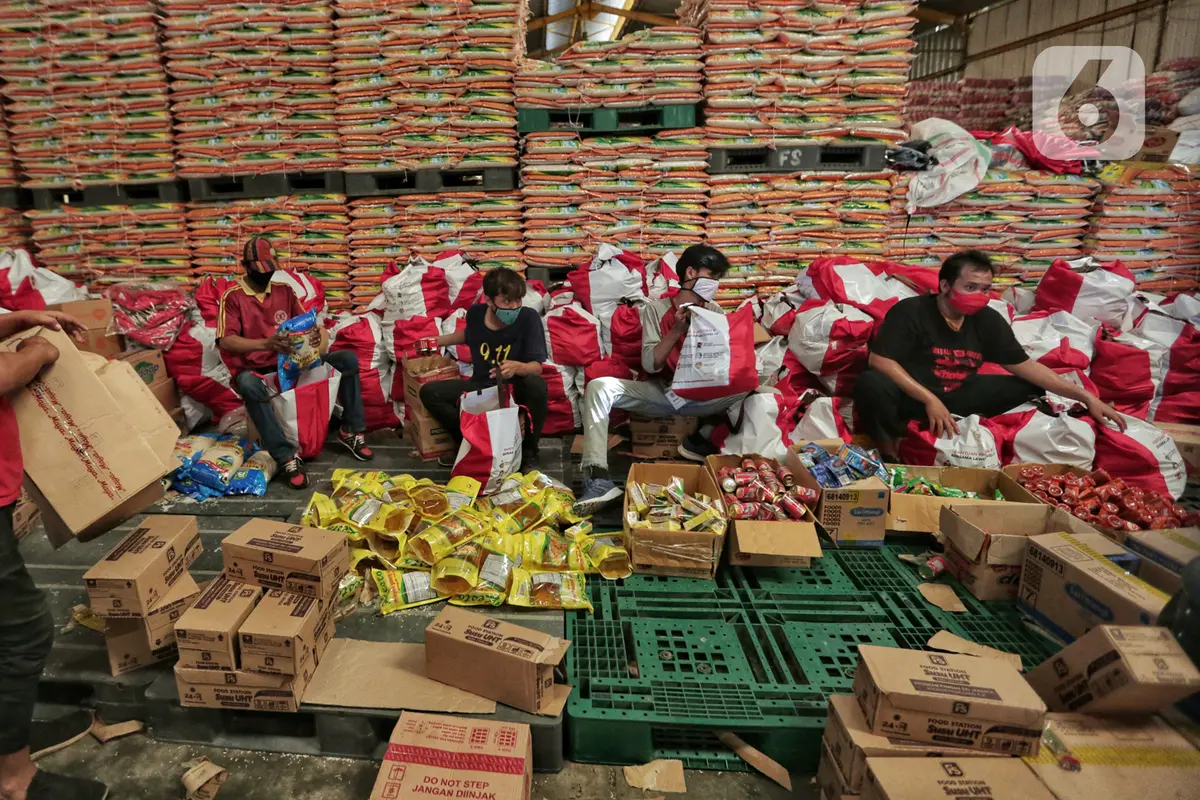 FOTO: Melihat Proses Pengemasan Bantuan Sosial Pemerintah Pusat