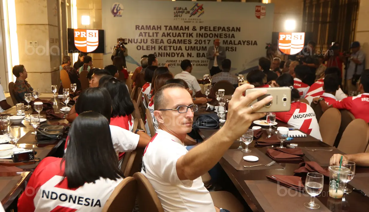 Pelatih Polo Air Putri Indonesia, Zoran Kontic berfoto selfie saat acara pelepasan tim di Epicentrum, Jakarta, Jumat (11/8/2017). Akuatik diharapkan merebut lima emas pada SEA Games 2017. (Bola.com/Nicklas Hanoatubun)