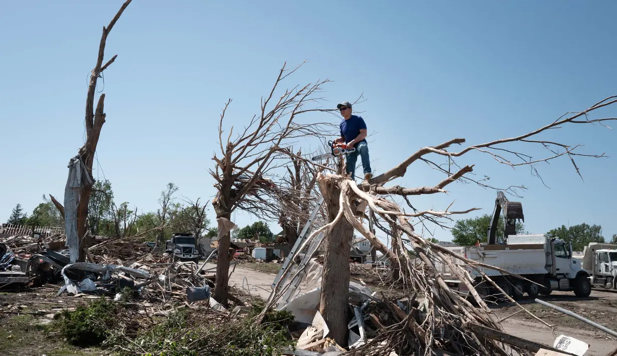 Hantaman tornado di Greenfield merusakan banyak rumah, pepohonan, dan mobil-mobil di kota berpenduduk 2.000 jiwa tersebut. (SCOTT OLSON/Getty Images North America/Getty Images via AFP)