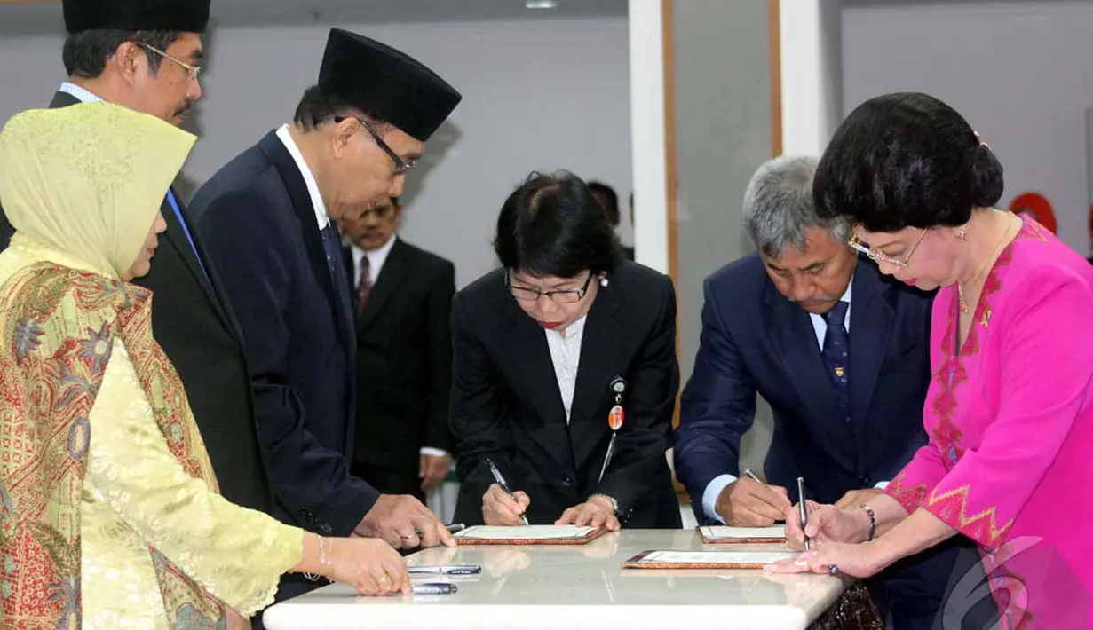 Menteri Kesehatan, Nafsiah Mboi melantik anggota Komisi Farmasi Nasional (KFN), Gedung Menkes, Jakarta, Selasa (22/9/2014) (Liputan6.com/Johan Tallo)