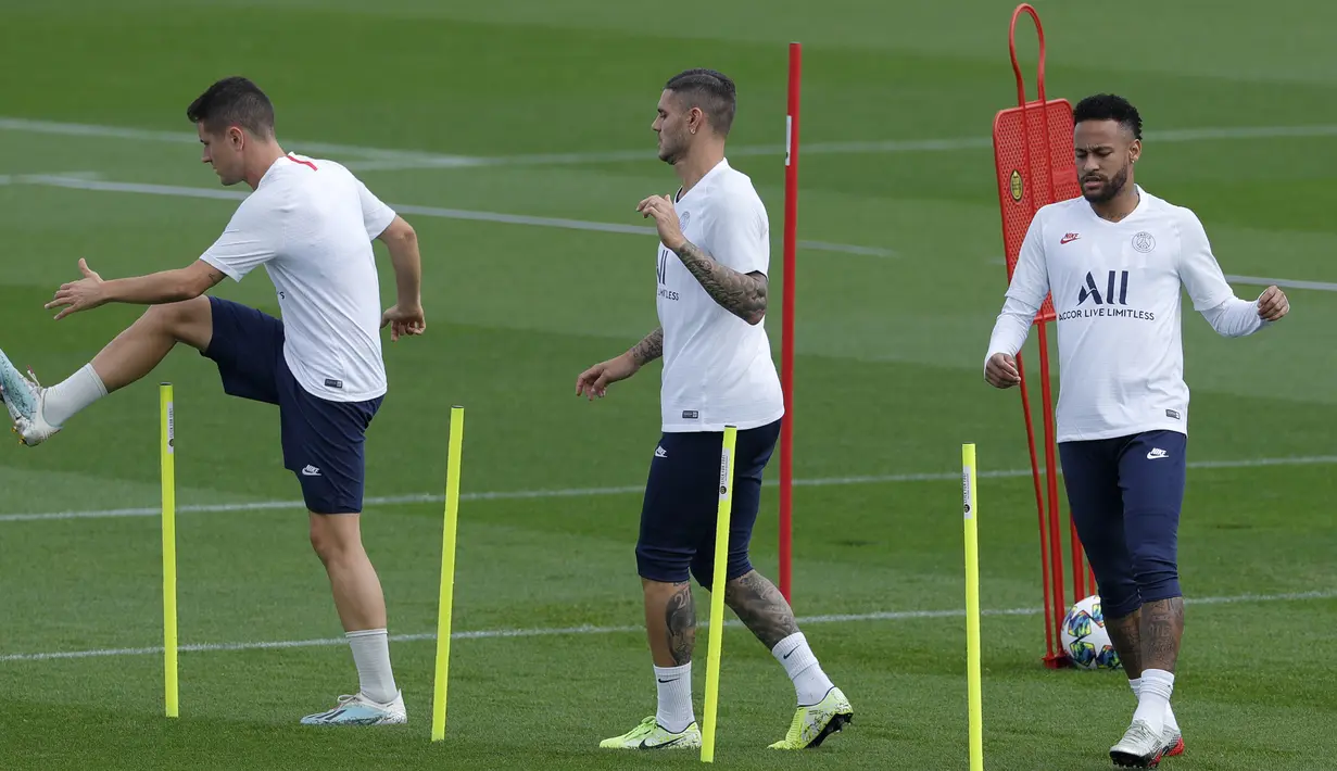 Pemain Paris Saint Germain Neymar (kanan) bersama Mauro Icardi (tengah) mengikuti sesi latihan di Camp des Loges, Saint-Germain-en-Laye, Prancis, Selasa (17/9/2019). PSG akan menjamu Real Madrid pada matchday 1 Grup A Liga Champions. (GEOFFROY VAN DER HASSELT/AFP)